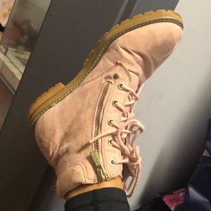 Light pink guess  boots with gold zippers PRE